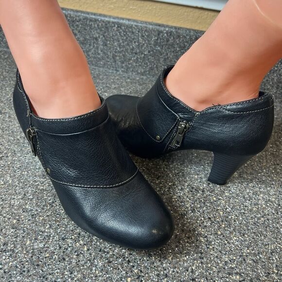 Clarks bendables Womens Size 7M Black Leather Mid Heels Zip On Ankle Bootie Pump - Picture 5 of 12